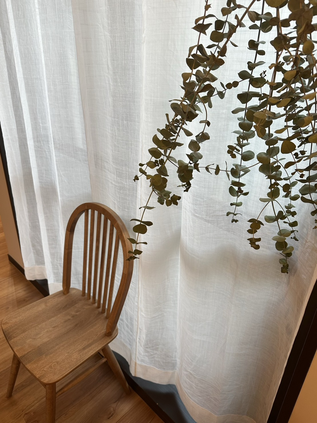 umi hair salonの店内にある木製の椅子